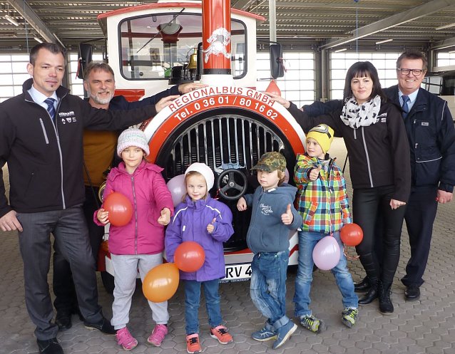 Bild: v.l.: Sascha K&auml;ding, Landrat Harald Zanker, die Kita-Kinder sowie Felicitas Keyser und Fahrer J&uuml;rgen Herzberg posierten vor der liebevoll geschm&uuml;ckten Tschu-Tschu-Bahn Molly