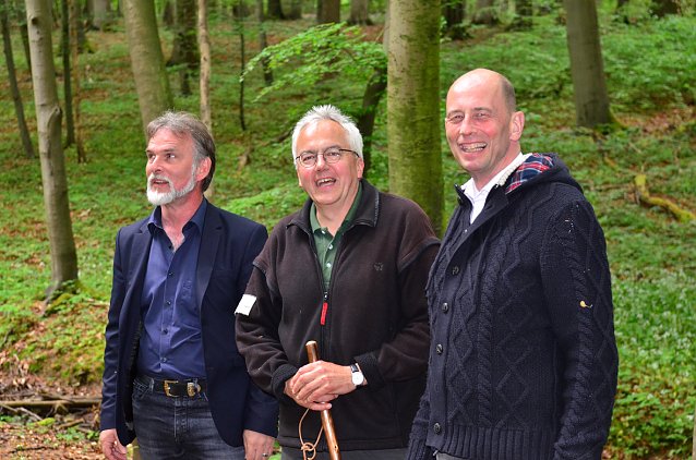 Bild: (v.r.) Wirtschaftsminister Wolfgang Tiefensee gemeinsam mit Nationalparkleiter Manfred Gro&szlig;mann und Landrat Harald Zanker unterwegs im Hainich
