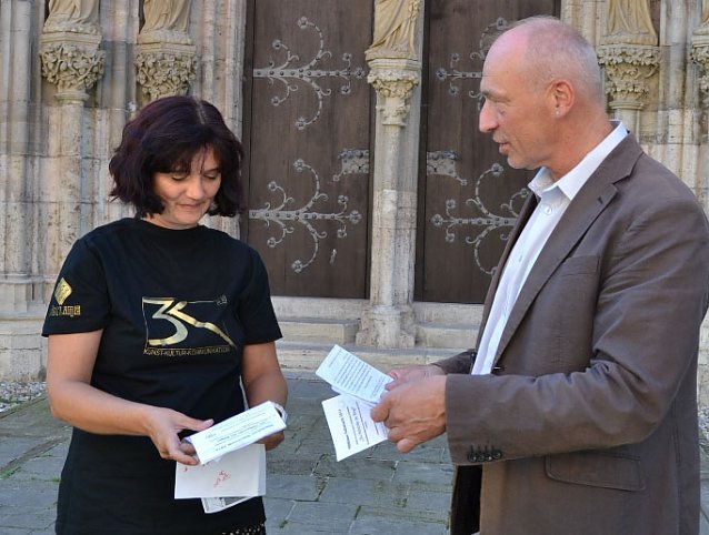 Bild: Am Donnerstag zog Markus Edom von der Stadtverwaltung gemeinsam mit Diana Fl&ouml;tenmeyer von der Theaterwerkstatt 3K die Gewinner