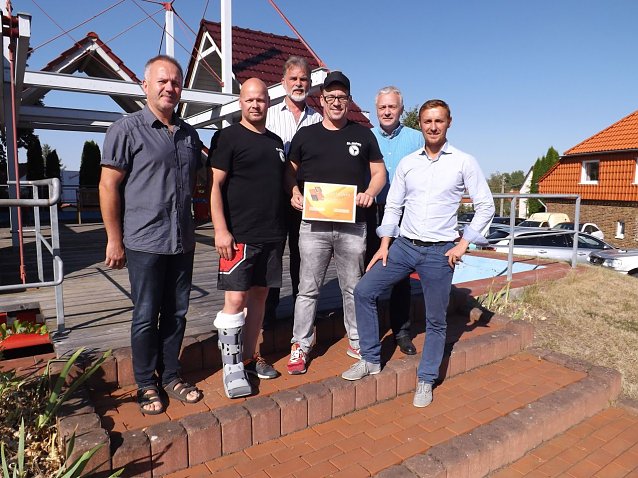 Bild: N&auml;gelstedts B&uuml;rgermeister Torsten Wronowski, Tom Ochmann, Landrat Harald Zanker, Kristian B&ouml;ttger, Wolfgang Hausd&ouml;rfer und David Dienemann.