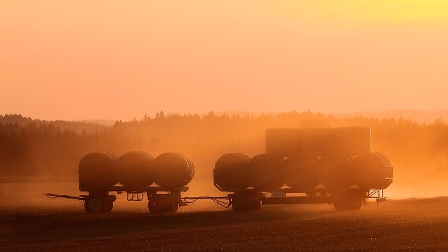 Bild: Erntemaschinen und Erntedreck sorgen f&uuml;r erh&ouml;hte Unfallgefahr
