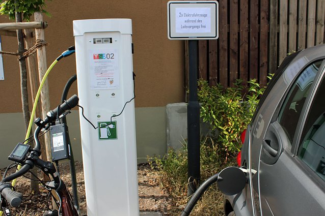 Bild: E-Tankstelle f&uuml;r Autos und Fahrr&auml;der