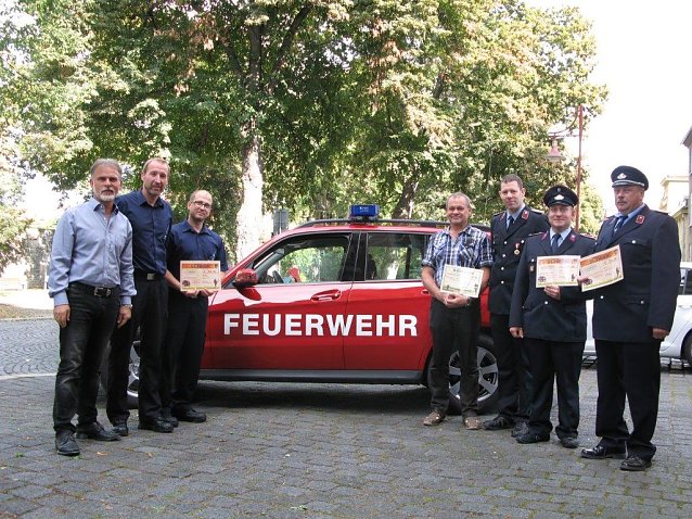 Bild: Landrat Harald Zanker verteilte 1150 Euro an die Freiwilligen Feuerwehren des Kreises
