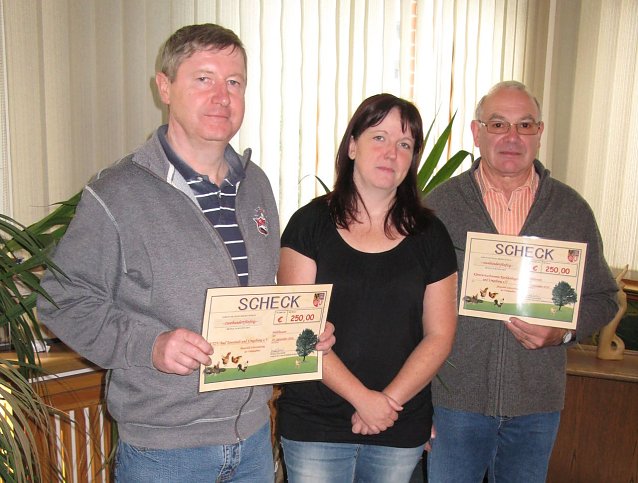 Bild: Zwei Kleintierzuchtvereine der Region freuen sich &uuml;ber Spendenschecks von Landrat Harald Zanker. Zusammen mit Jessica Motz, der Mitarbeiterin des Landratsamtes, &uuml;bergab er das Geld aus dem Sponsorenfonds jetzt an die Vertreter der Vereine