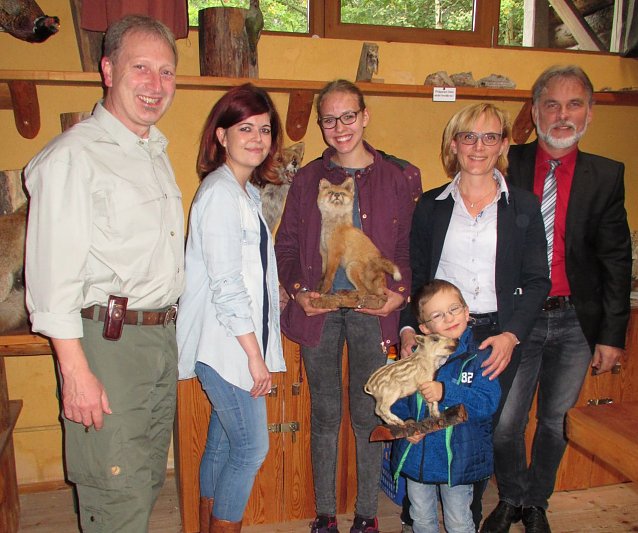 Bild: R&uuml;diger Biehl, Theresa Menge, Linda Tautor, Kathrin und Wilhelm Wei&szlig; und Landrat Harald Zanker am Freitagnachmittag im Forscherraum der Umweltbildungsstation. (v.l.
