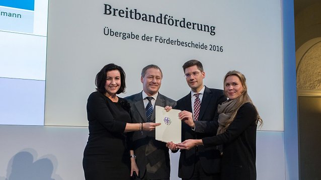 Bild: v. l.: Dorothee B&auml;r, Parlamentarische Staatssekret&auml;rin beim Bundesverkehrsminister, J&ouml;rg Klupak, stellvertretender Landrat des UnstrutHainich-Kreises, Christian Hirte, CDU-Bundestagsabgeordneter, und Anja Grabe, verantwortliche Projektkoordinatorin im Landratsamt UnstrutHainich-Kreis