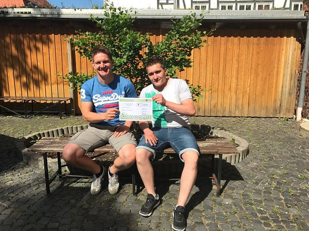 Bild: (v. l.) Pr&auml;sident Marcel Thor und Vizepr&auml;sident Tobias Waldhelm bei der Scheck&uuml;bergabe