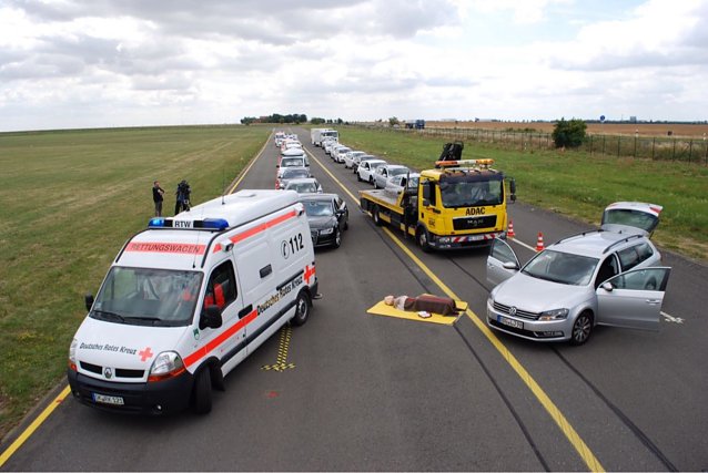 Bild: Rettungsgasse auf einer Landstra&szlig;e