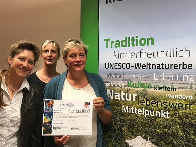 Bild: Unter Leitung von Frau Annett Gr&uuml;n und Susanne Zieler soll in diesem Jahr der Spielplatz f&uuml;r die Kinder grundlegend erneuert werden.