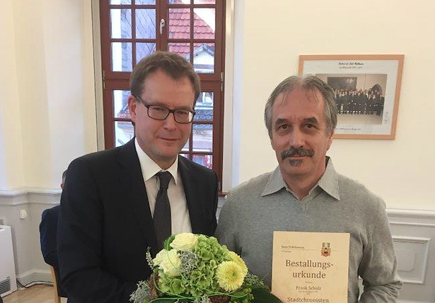 Bild: In der j&uuml;ngsten Stadtratssitzung am 27. September wurde Frank Schulz von Oberb&uuml;rgermeister Dr. Johannes Bruns auf weitere f&uuml;nf Jahre als M&uuml;hlh&auml;user Stadtchronisten berufen.