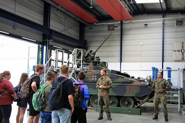 Bild: M&ouml;gliche Berufe bei der Bundeswehr vorgestellt