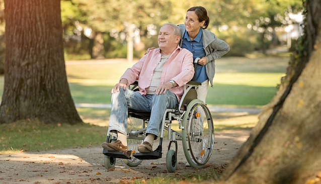 Bild: senior wird gepflegt
