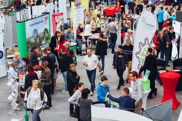 Bild: In der Zeit von 10.00 Uhr bis 15.00 Uhr besuchten ca. 1.000 Interessierte die erste Fachkr&auml;ftemesse des Landkreises in M&uuml;hlhausen.