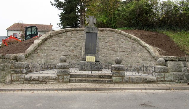 Bild: Gefallenenedenkmal