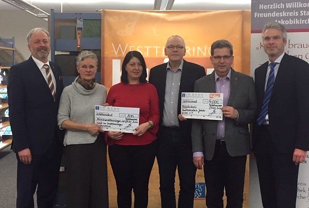 Bild: Scheck&uuml;bergabe VR Bank Westth&uuml;ringen f&uuml;r Westth&uuml;ringer Kultursalon 202