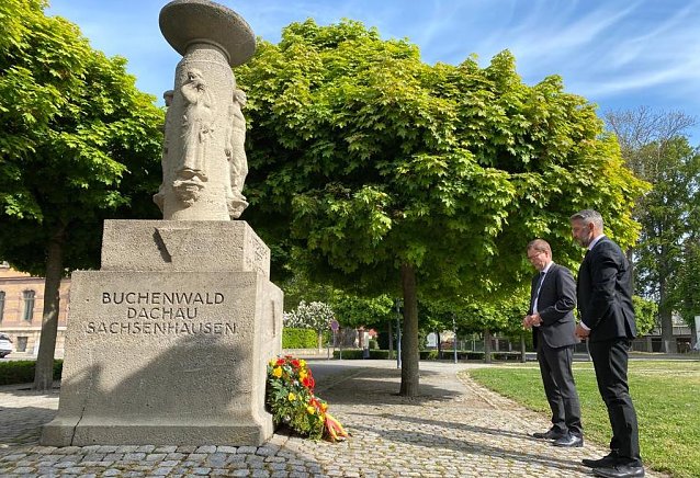 Bild: Kranzniederlegung Stadt M&uuml;hlhausen am Tag der Befreiung