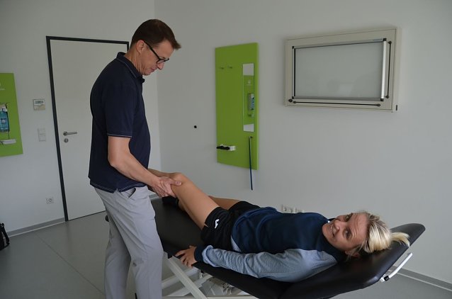 Bild: Dr. Lars Irlenbusch bei der sportorthop&auml;dischen Untersuchung von Mark&eacute;ta Jer&aacute;bkov&aacute;