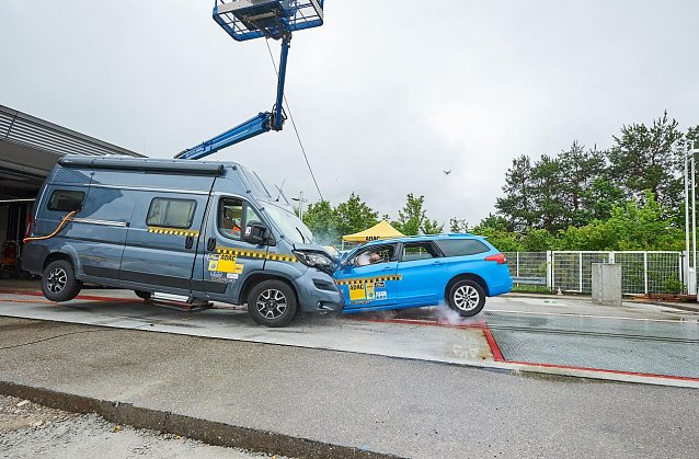 Bild: Wohnmobil im ADAC Crash-Test