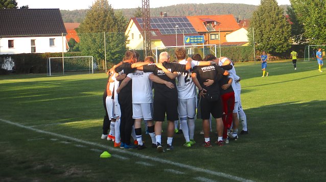 Bild: Das Preu&szlig;en-Team schw&ouml;rt sich vor dem Spiel mein