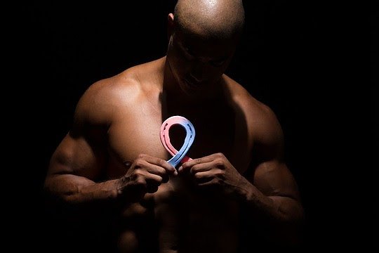Bild: Brustkrebs beim Mann z&auml;hlt mit etwa 700 F&auml;llen pro Jahr in Deutschland zu den seltenen Erkrankungen. Als Symbol f&uuml;r m&auml;nnlichen Brustkrebs wird oft eine blau/rosa Schleife in Anlehnung an das Symbol der international agierenden Pink Ribbon Inc. Charity Organisation verwendet.
