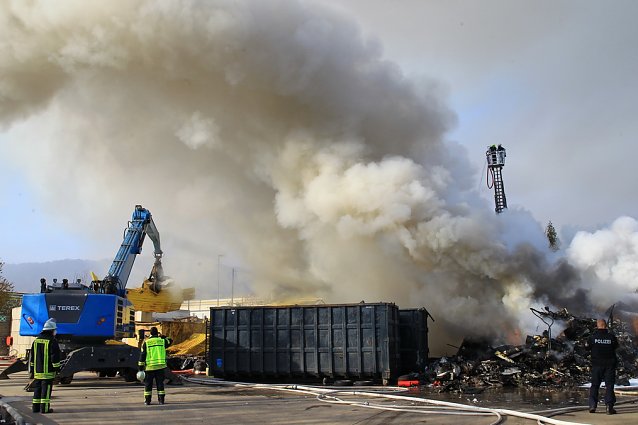 Bild: Gro&szlig;brand in Schrotthandel gel&ouml;scht