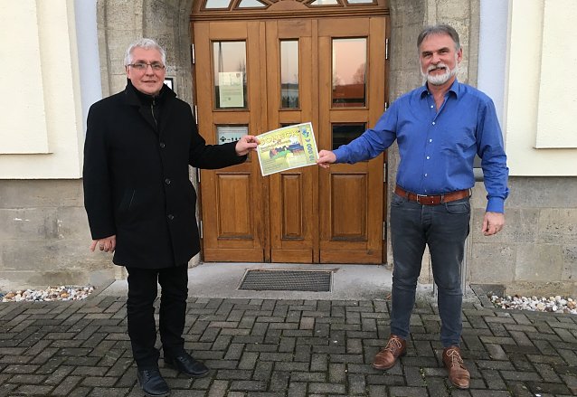 Bild: &Uuml;bergabe des Schecks an Herrn Pointer