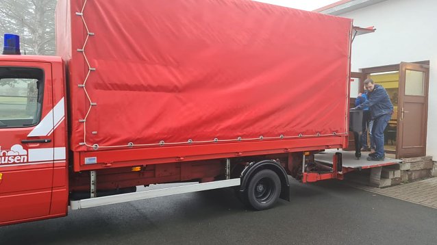Bild: Mit dem Transporter der M&uuml;hlh&auml;user Feuerwehr wurde der Fl&uuml;gel von der Gemeinschaftsschule S&uuml;deichsfeld in Heyerode zum Mehrgenerationenhaus gebracht.
