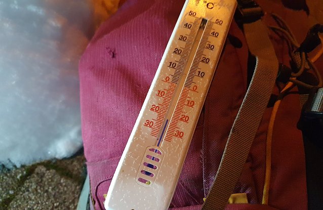 Bild: An der Busshaltestelle in Gro&szlig;leinungen zeigte das am Rucksack befestigte Thermometer - 22 Grad.