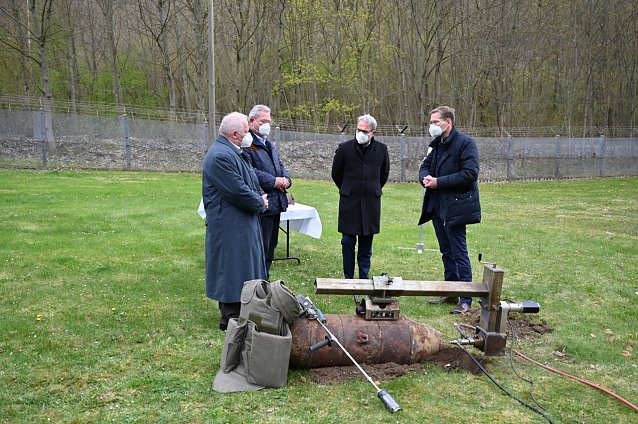 Bild: Innenminister Georg Maier beim Besuch der Firma Tauber Delaborierung