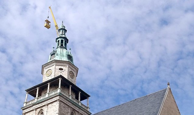 Bild: Die Sicherung des Kirchturms beginnt