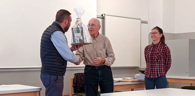 Bild: B&uuml;rgermeister Reinz ehrt Dr. Siegfried Lange