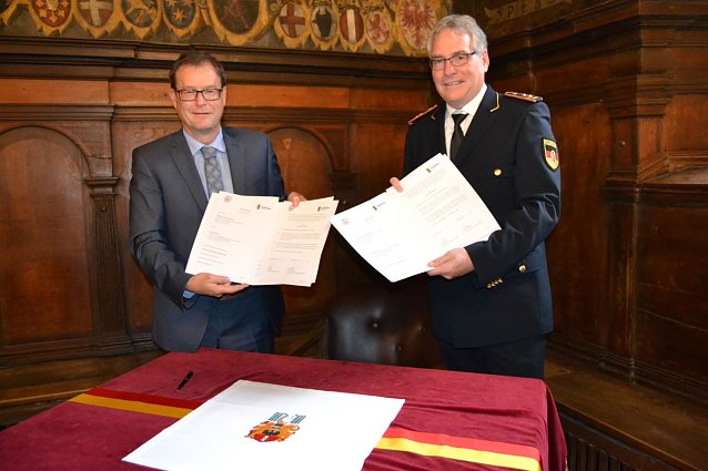 Bild: Heute unterzeichneten Karl-Heinz Banse, Pr&auml;sident des Deutschen Feuerwehrverbandes, und der Oberb&uuml;rgermeister der Stadt M&uuml;hlhausen Dr. Johannes Bruns in der Gro&szlig;en Ratsstube des Historischen Rathaus die Vertr&auml;ge.