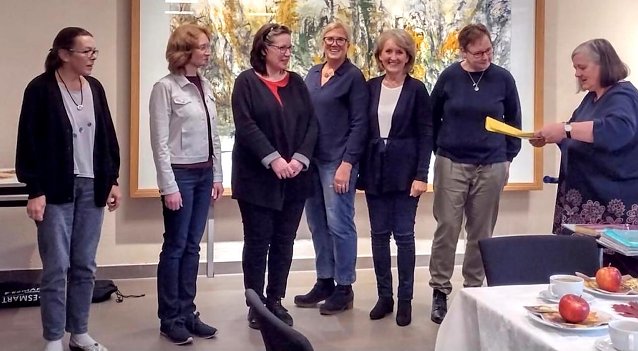 Bild: F&uuml;nf Frauen treten ihren ehrenamtlichen Dienst in der Sterbebegleitung an