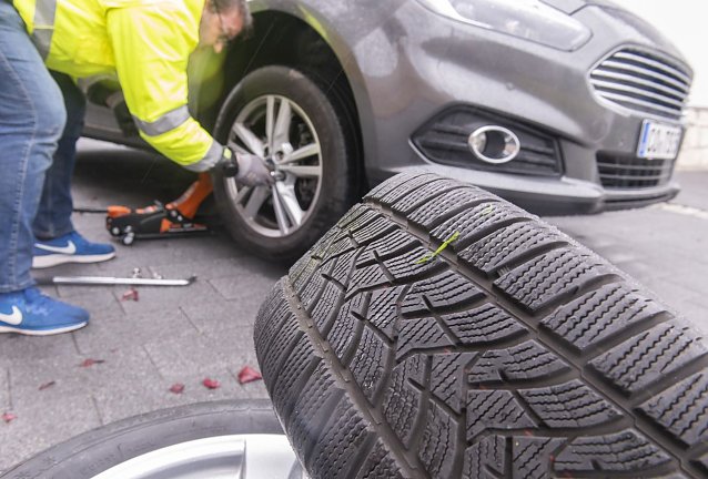 Bild: Die "Ausr&uuml;stung ist den Witterungsverh&auml;ltnissen anzupassen, hei&szlig;t es in der Stra&szlig;enverkehrsordnung. Autofahrer, die sich daran nicht halten, sollten wissen, dass mangelhafte Bereifung auch zu Konsequenzen beim Versicherungsschutz f&uuml;hren kann.