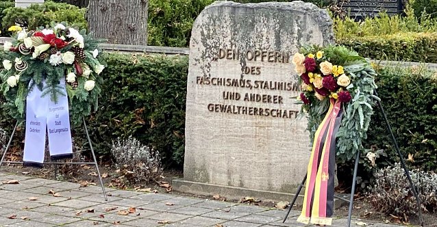 Bild: Kr&auml;nze zum Gedenken an die Opfer von Kriegen und Gewaltherrschaften