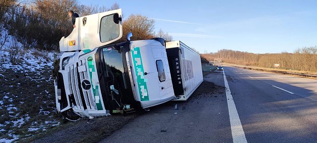 Bild: Umgekippter Sattelzug