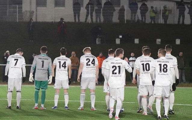 Bild: Die Preu&szlig;en vor ihren Fans in Heiligenstadt