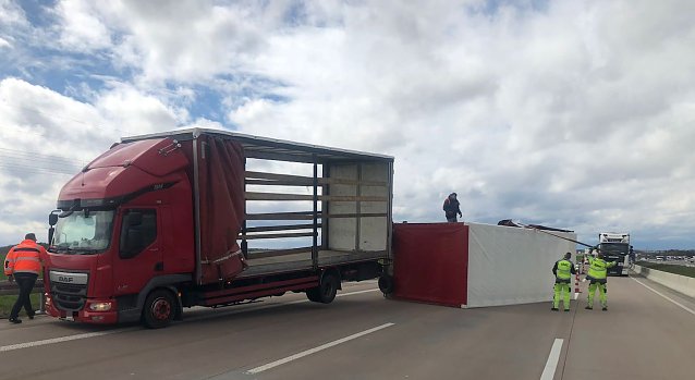 Bild: H&auml;nger kippt auf der Autobahn um
