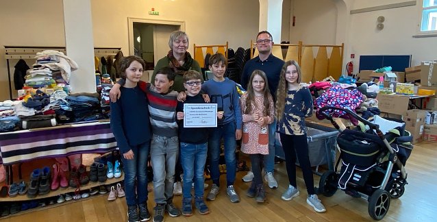 Bild: Die 3b und 4b der Thepra-Grundschule in Seebach &uuml;bergaben bei einem Besuch im M&uuml;hlh&auml;user Mehrgenerationenhaus das eingenommene Geld gemeinsam mit Schulleiter Uwe Langer und Lehrerin Kathrin Kiesewetter an Cornelia Weingardt und Julian Uthe.