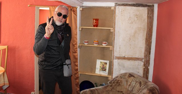 Bild: Professor Michael Luick-Thrams in seinem Haus, das er Fl&uuml;chtlingen zur Verf&uuml;gung stellt