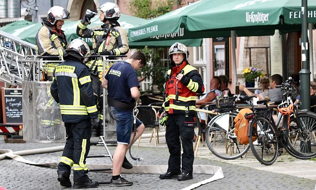 Bild: Stadtbrandmeister Steven Dierbach (re.) trainierte mit seinen M&auml;nnern 
