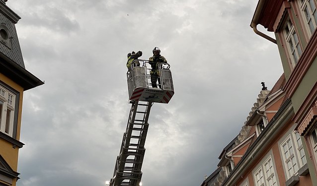Bild: Die Drehleiter im Einsatz direkt neben dem Rathaus
