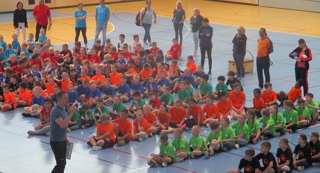 Bild: Zweifelderballturnier in der Salzahalle