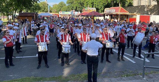 Bild: Auch der Bad langensalzaer Spielmannszug und das Thamsbr&uuml;cker Tambourcorps sind beim Umzug vertreten