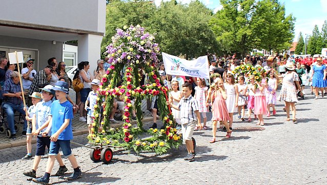 Bild: Farbenfrohe Menschen und Dekorationen zum Festumzug 
