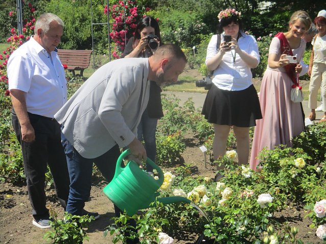 Bild: B&uuml;rgermeister Matthias Reinz und Rosenk&ouml;nigin Melanie Kaiser empfingen gestern die G&auml;ste im Rosengarten