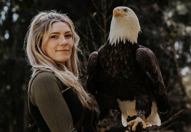 Bild: Lisa Schubach mit einem ihrer Wei&szlig;kopf-Seeadler