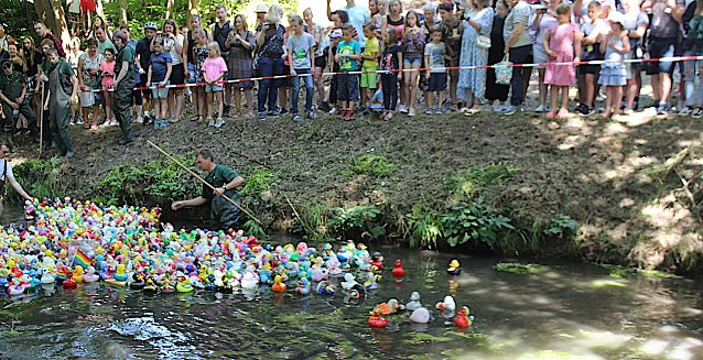 Bild: Der Moment des Starts des diesj&auml;hrigen Entenrennens. Das Starterfeld wird begeistert angefeuert.
