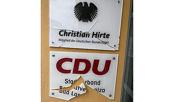 Bild: Besch&auml;digte Schilder am Eingang des B&uuml;ros