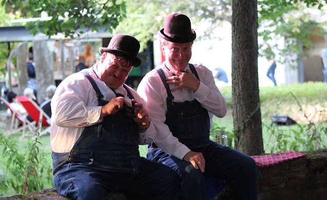 Bild: Sind das tats&auml;chlich Stan Laurel und Oliver Hardy? Oder ist es nur eine Sommerlaune der Veranstalter?